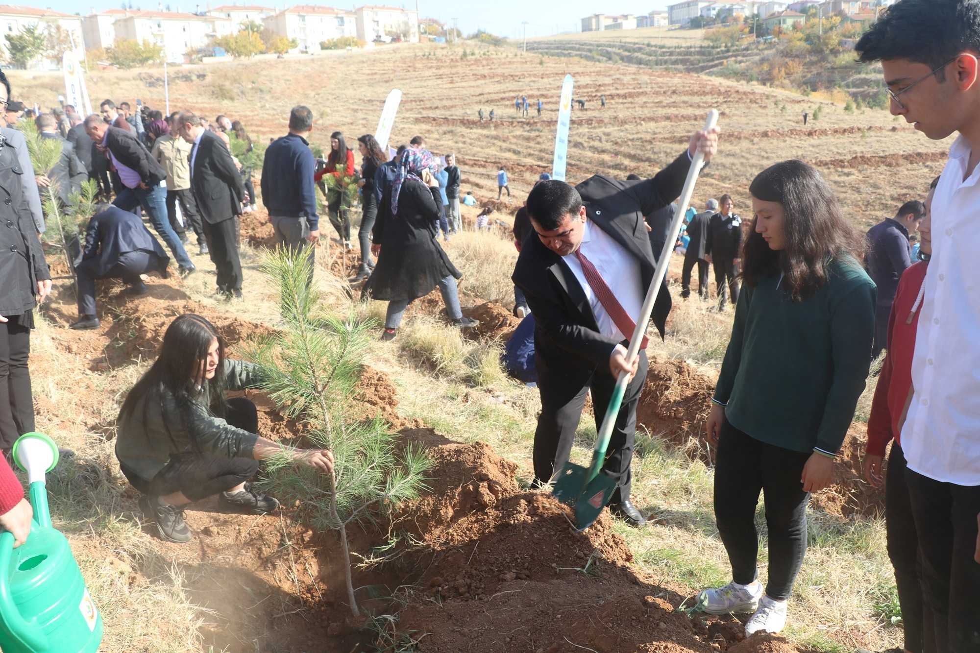 ‘’GELECEĞE NEFES’’ 11 KASIM SAAT 11:11’DE FİDANLAR TOPRAKLA BULUŞTURULDU